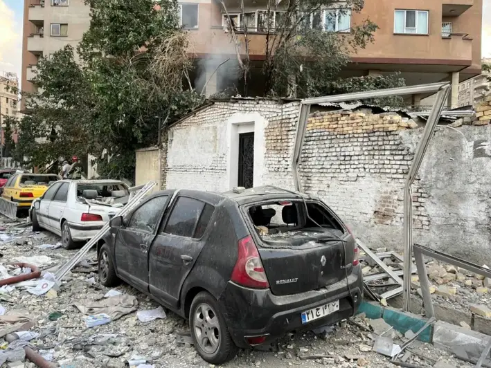 Escombros de un edificio de apartamentos sobre autos estacionados después de un ataque en Teherán, Irán, la madrugada del viernes 13 de junio de 2025. (Foto AP/Vahid Salemi)