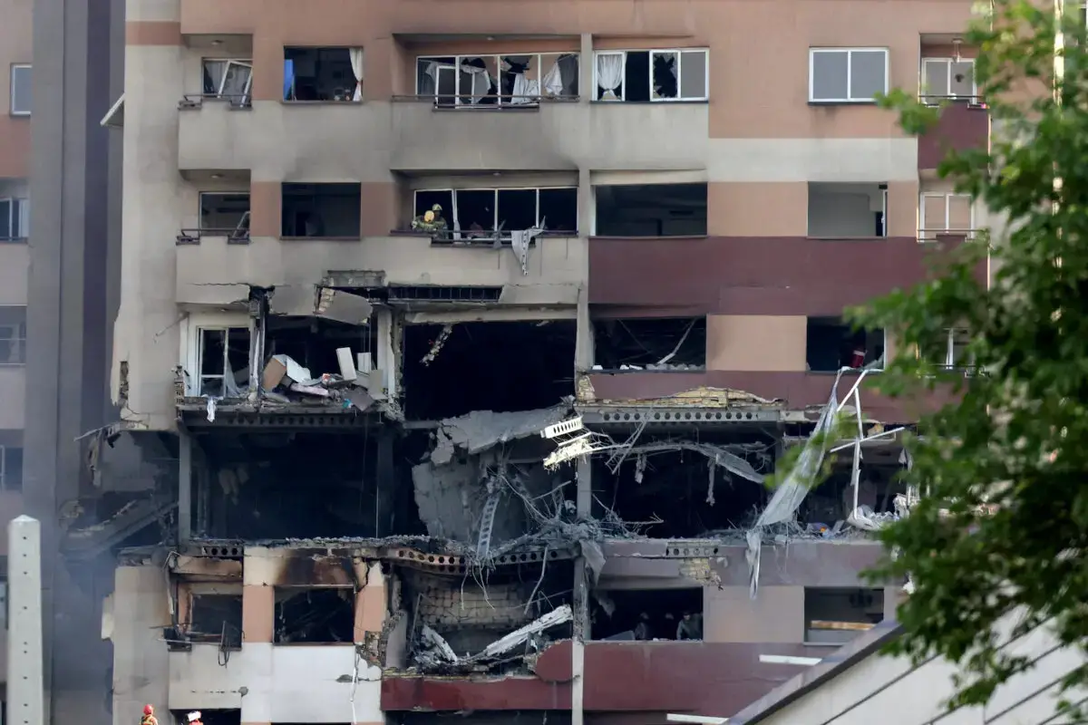Equipos de rescate trabajan en un edificio atacado por Israel en la capital iraní, Teherán, el 13 de junio de 2025. (Atta Kenare/AFP a través de Getty Images)