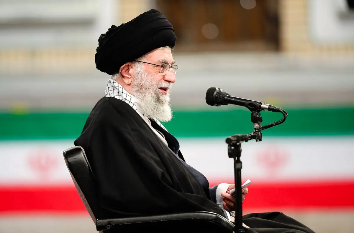 El líder supremo iraní, el ayatolá Alí Jamenei, habla durante una reunión con personal de la fuerza aérea y la defensa aérea en Teherán el 7 de febrero de 2021. (Oficina del líder supremo iraní a través de AP)