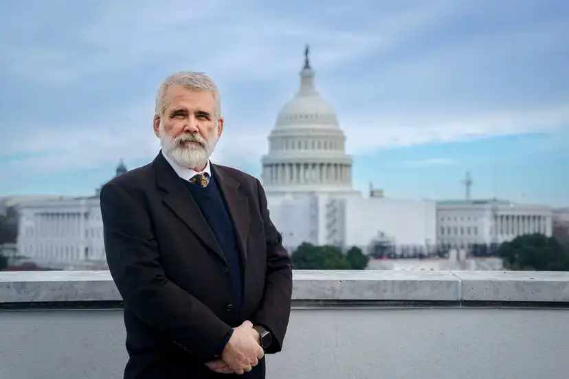 El Dr. Robert Malone, autor de *Lies My Gov't Told Me*, en Washington el 19 de diciembre de 2022. Investigador y experto en ensayos clínicos, Malone ayudó a inventar la tecnología de administración de ARNm utilizada en las vacunas contra el COVID-19 de Pfizer-BioNTech y Moderna.(Jack Wang/The Epoch Times)