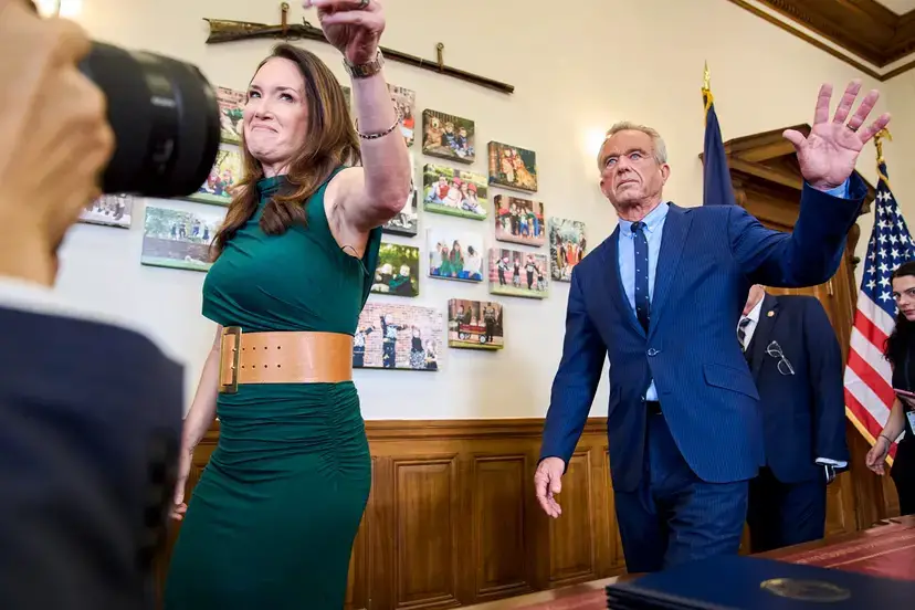 La secretaria de Agricultura, Brooke Rollins (izquierda), y el secretario de Salud, Robert F. Kennedy Jr., saludan al salir de un acto en Washington el 10 de junio de 2025. (Jacquelyn Martin/AP Photo)