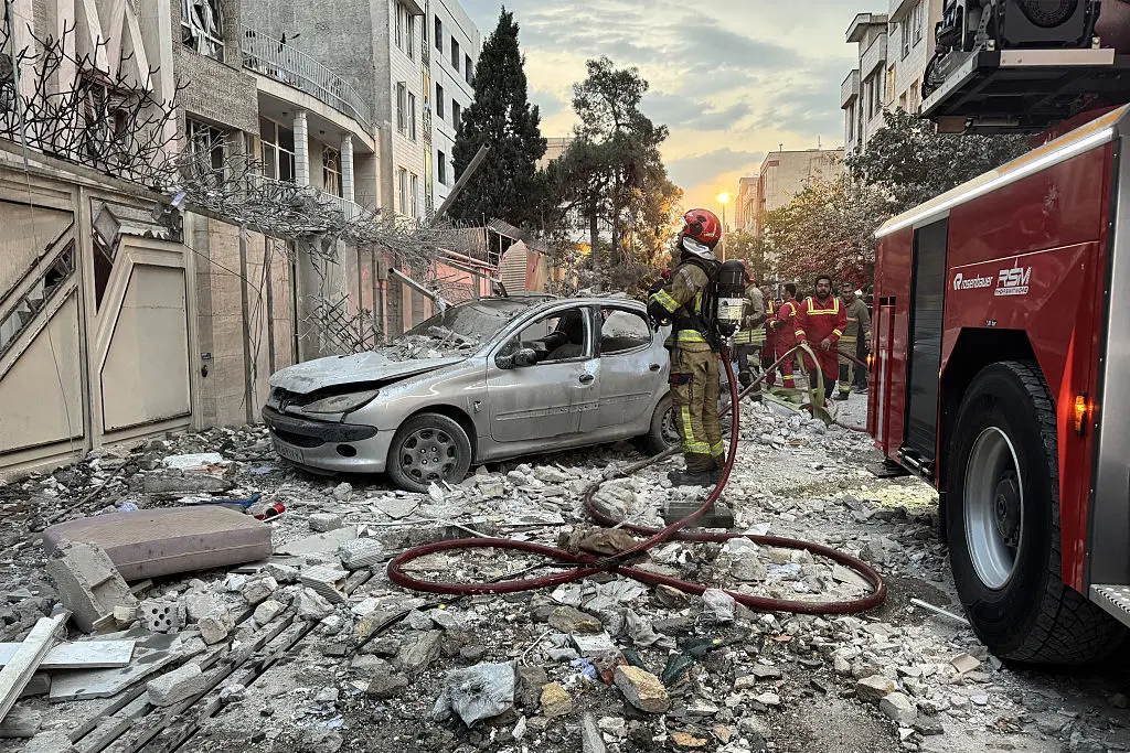 Los equipos de rescate se reúnen frente a un edificio alcanzado por un ataque israelí en Teherán, Irán, el 13 de junio de 2025. (Meghdad Madad/AFP a través de Getty Images)