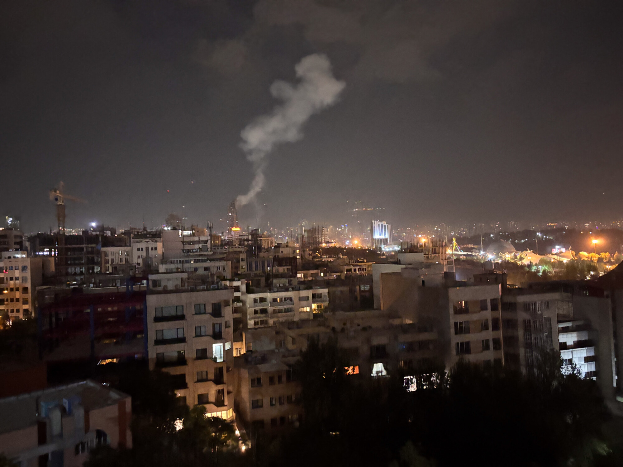 El humo se eleva desde un lugar que supuestamente fue objetivo de la oleada de ataques israelíes contra Teherán, Irán, en la madrugada del 13 de junio de 2025. (SAN/Middle East Images/AFP a través de Getty Images)