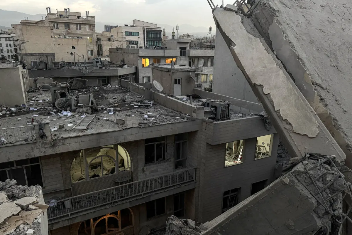 Escombros en el lugar donde se encuentra un edificio que fue alcanzado por un ataque israelí en Teherán el 13 de junio de 2025. (Meghdad Madadi/ Tasnim News/AFP a través de Getty Images)