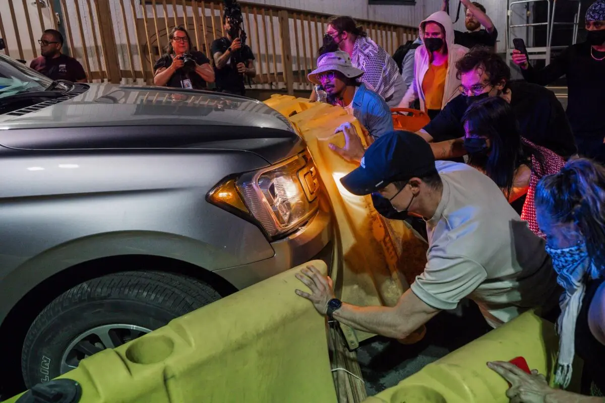 Manifestantes intentan impedir que un vehículo salga del centro de detención Delaney Hall, en una protesta contra las operaciones federales de control de la inmigración, en Newark, Nueva Jersey, el 12 de junio de 2025. (AP Photo/Olga Fedorova)