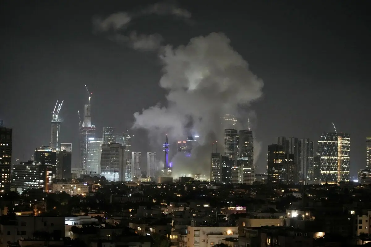 Humo tras un ataque con misiles en Tel Aviv, Israel, el 13 de junio de 2025. (Foto de AP/Leo Correa)