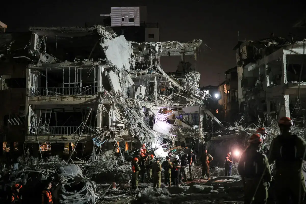 Personal de rescate y seguridad trabaja en el lugar del impacto tras el ataque con misiles de Irán contra Israel, en Ramat Gan, el 13 de junio de 2025. (Reuters/Itai Ron)