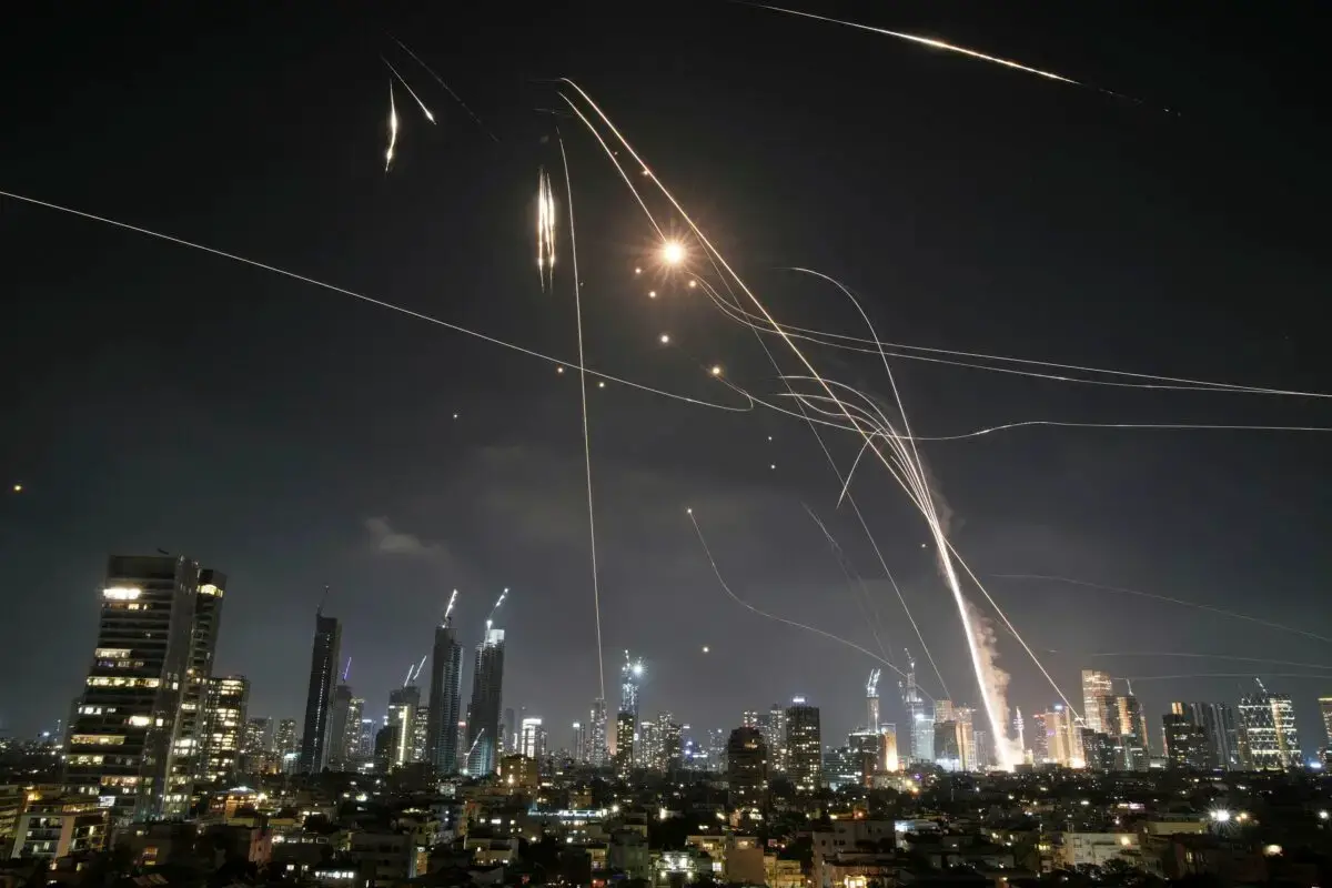 El sistema de defensa aérea israelí Iron Dome dispara para interceptar misiles sobre Tel Aviv, Israel, el viernes 13 de junio de 2025. (AP Photo/Leo Correa)