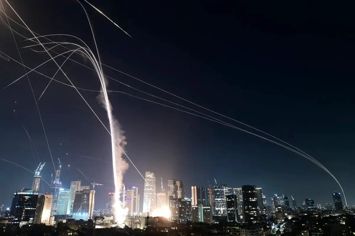 El sistema de defensa aérea Iron Dome de Israel dispara para interceptar misiles sobre Tel Aviv, Israel, el 13 de junio de 2025. (AP Photo/Tomer Neuberg)