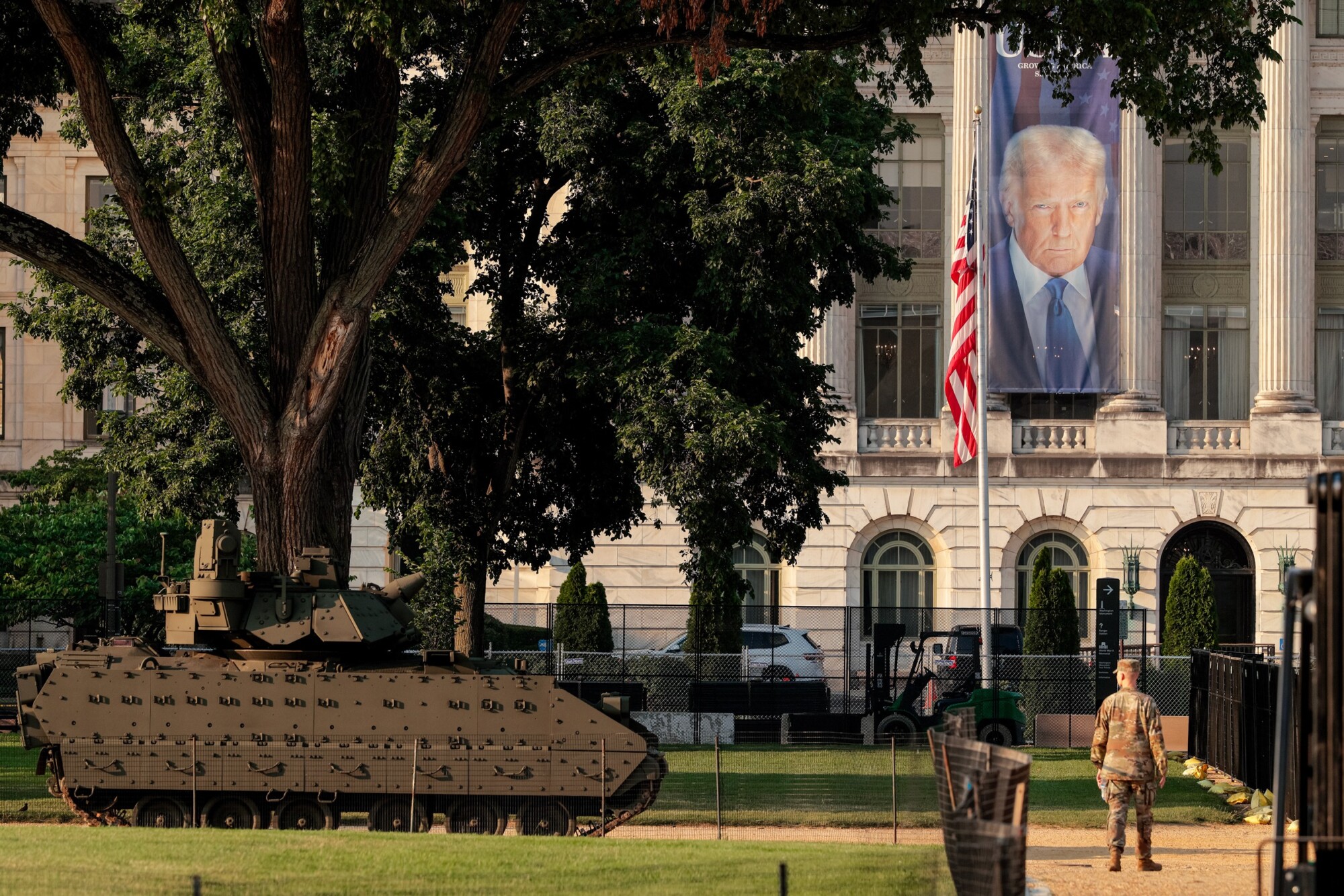 Una gran pancarta del presidente Donald Trump cuelga fuera del Departamento de Agricultura, cerca de un vehículo de combate Bradley del Ejército de los Estados Unidos, antes de la celebración del 250 aniversario del Ejército, que tendrá lugar este fin de semana en el National Mall de Washington, el 12 de junio de 2025. El desfile del sábado contará con 6600 soldados, 150 vehículos y 50 aviones, con un costo estimado de entre 25 y 45 millones de dólares. (Chip Somodevilla/Getty Images).