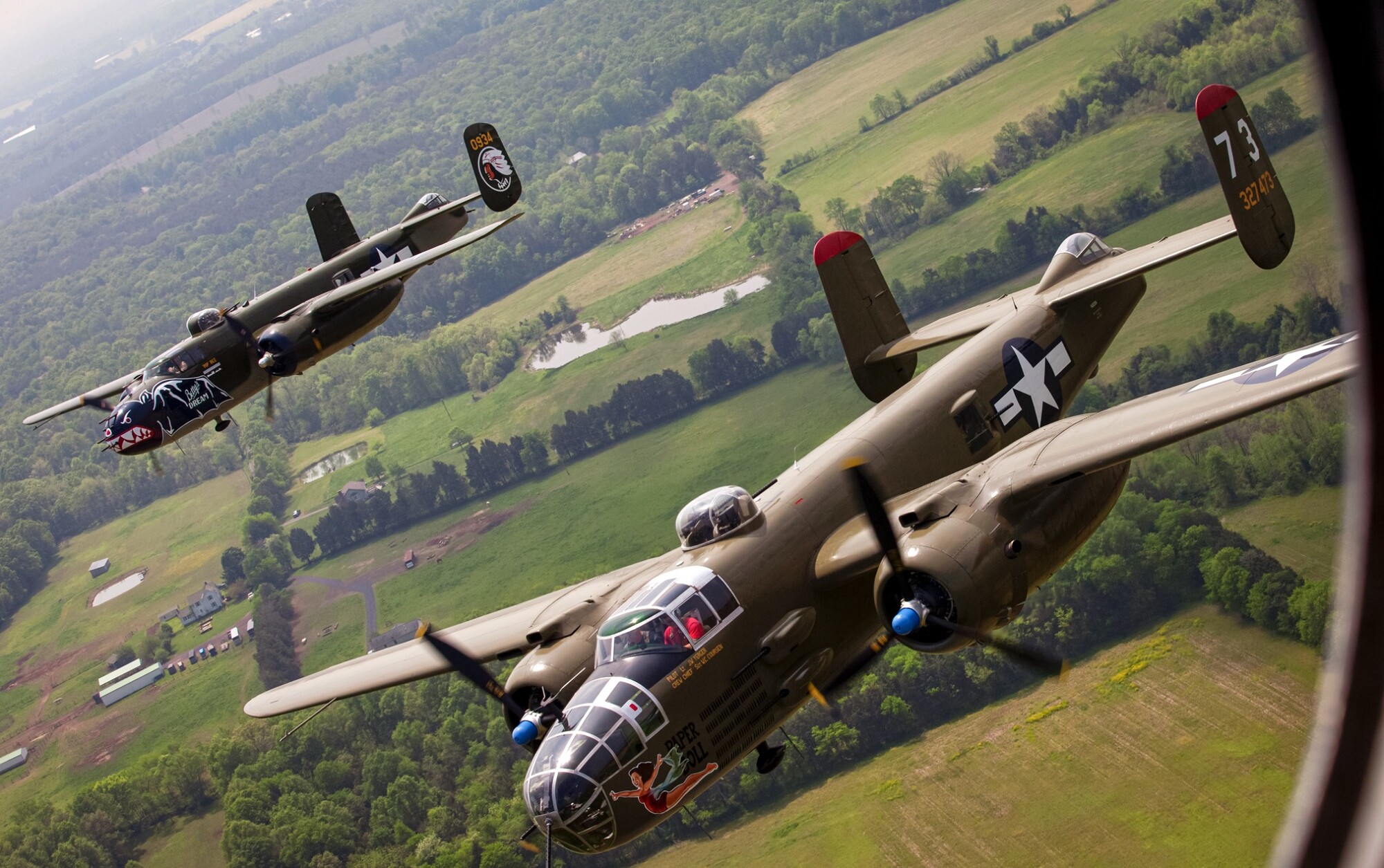 Dos bombarderos B-25 Mitchell vuelan en formación con docenas de otros aviones de la Segunda Guerra Mundial sobre el Aeropuerto Regional de Culpeper, en Brandy Station, Virginia, el 7 de mayo de 2015. (Andrew Caballero-Reynolds/AFP a través de Getty Images).