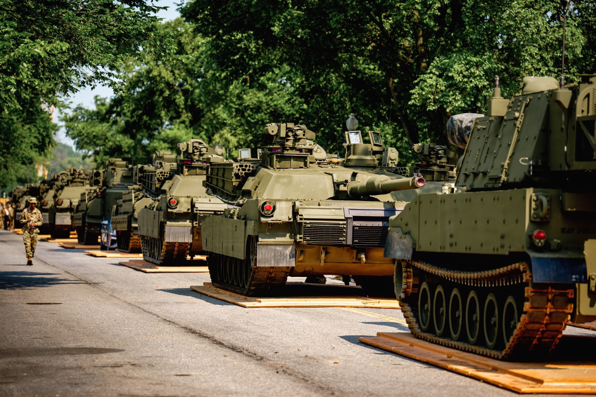 Soldados del Ejército de los Estados Unidos trabajan en tanques M1A3 Abrams, vehículos blindados Stryker y vehículos de combate M2 Bradley en West Potomac Park, junto al río Potomac, para los eventos del fin de semana que conmemoran el 250.° aniversario del Ejército en Washington, junio de 2025. (Andrew Harnik/Getty Images).