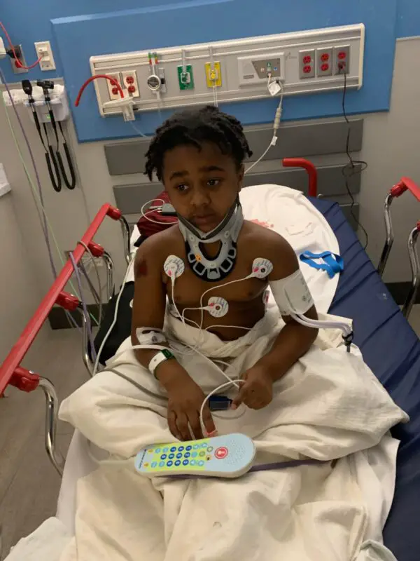 Kayden en el hospital. (Cortesía de <a href="https://www.facebook.com/kayla.giles.754" target="_blank" rel="noopener">Kayla Giles</a>)