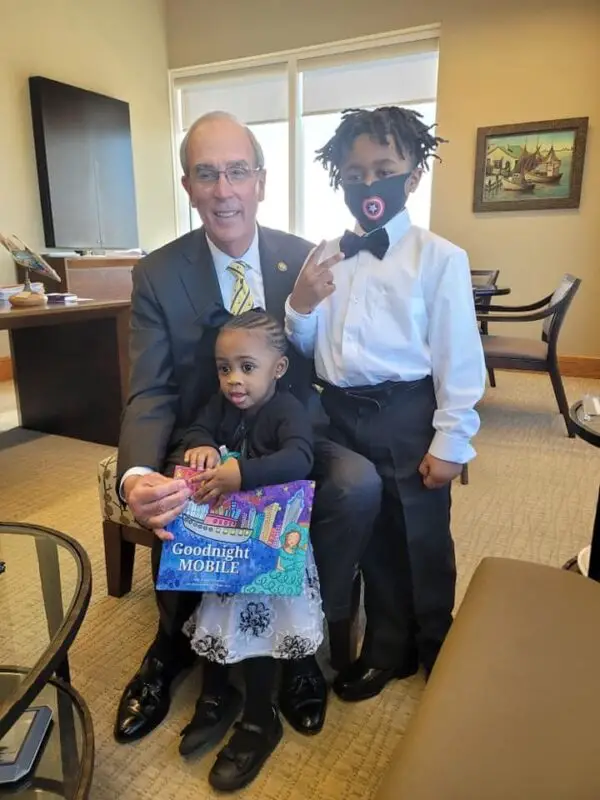 El alcalde Sandy Stimpson con Kayden y Kayce. (Cortesía de <a href="https://www.facebook.com/kayla.giles.754" target="_blank" rel="noopener">Kayla Giles</a>)