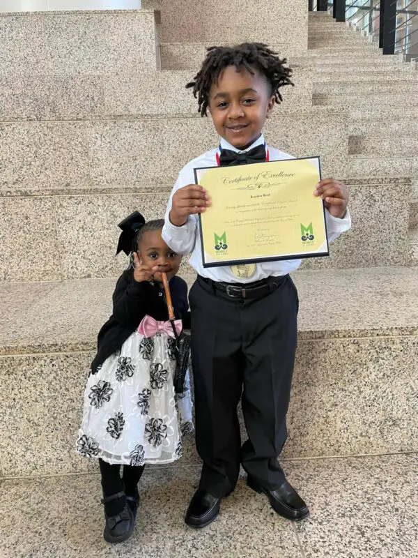 Kayden y su hermana Kaycee. (Cortesía de <a href="https://www.facebook.com/kayla.giles.754" target="_blank" rel="noopener">Kayla Giles</a>)