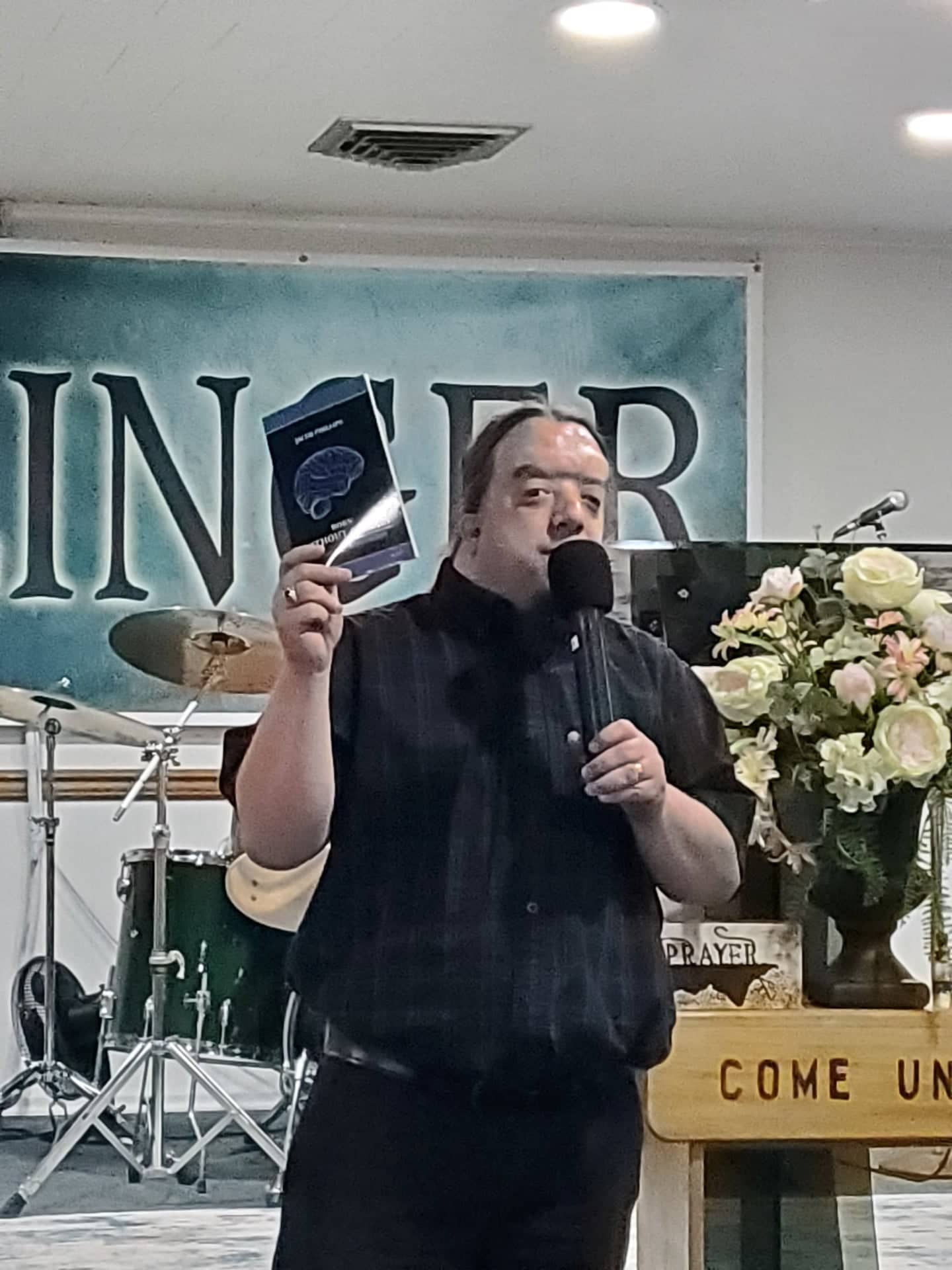 Phillips en una iglesia presentando su libro "Nacido sin cerebro". (Cortesía de Jacob Phillips)