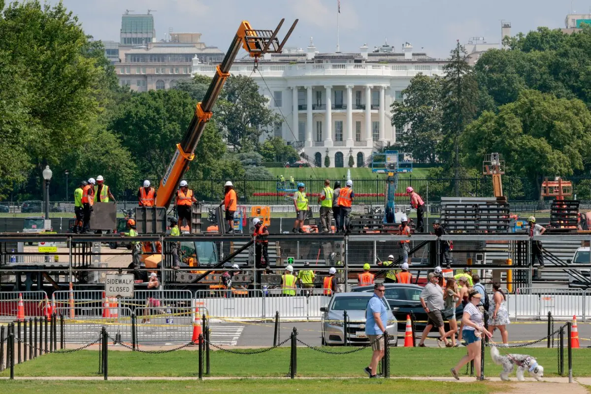 <em>Instalación de la tribuna presidencial a lo largo de Constitution Avenue, en The Ellipse, al sur de la Casa Blanca, el 6 de junio de 2025. Chip Somodevilla/Getty Images</em>