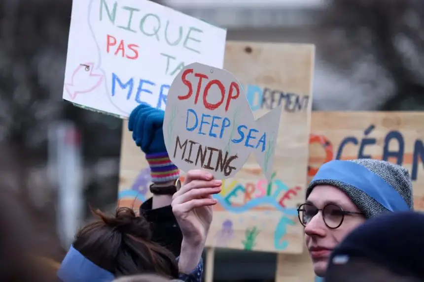 Activistas participan en una manifestación para detener la minería en aguas profundas frente al Parlamento Europeo en Bruselas el 6 de marzo de 2023. (Kenzo Tribouillard/AFP a través de Getty Images)