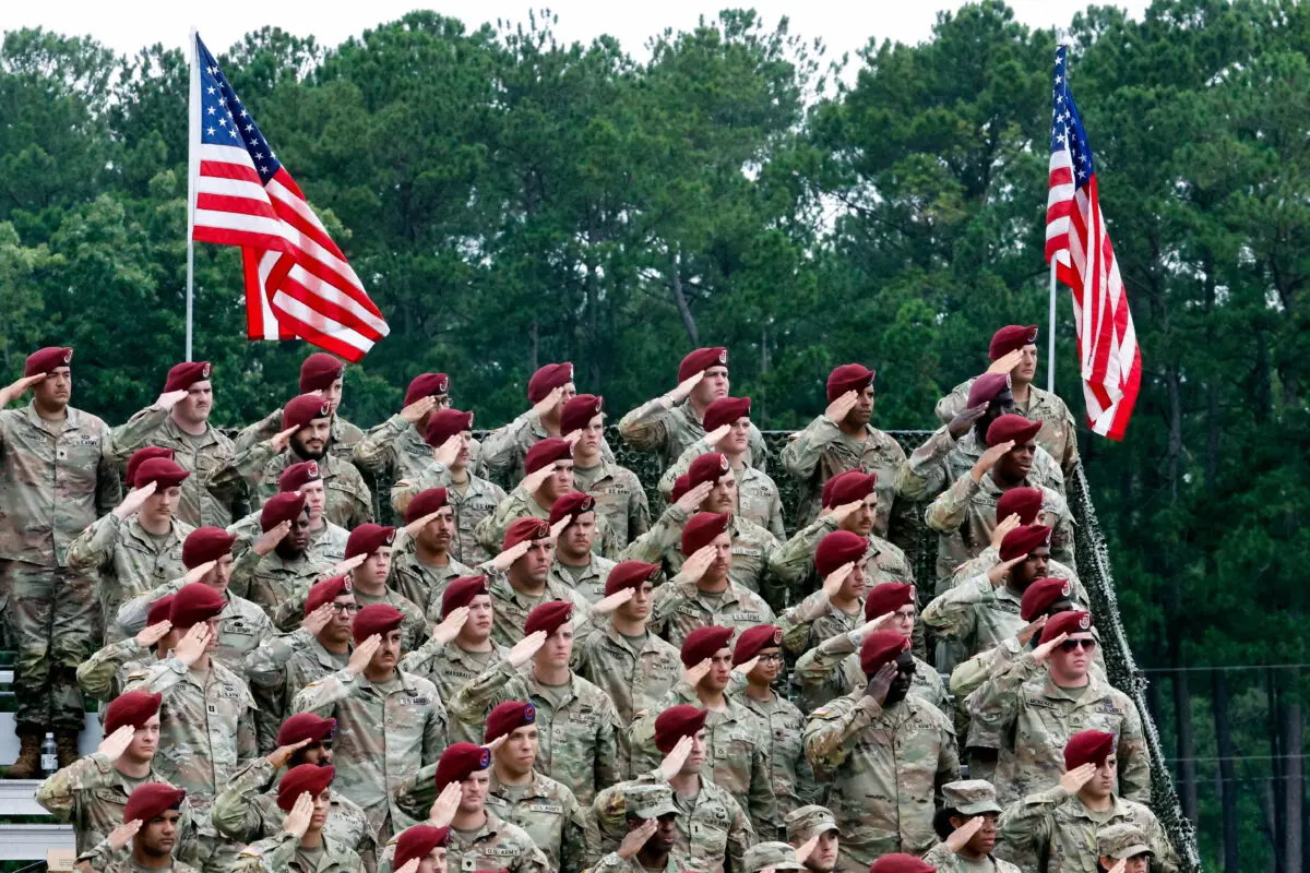 <em>Soldados de Fort Bragg saludan durante la interpretación del himno nacional en la celebración America 250 en Fort Bragg, en Fayetteville, Carolina del Norte, el 10 de junio de 2025. Karl DeBlaker/AP Photo</em>