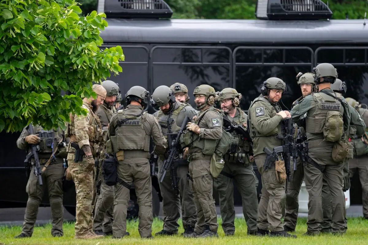 Agentes de la ley, entre ellos la policía local, los sheriffs y el FBI, se despliegan a menos de una milla del lugar del tiroteo en Brooklyn Park, Minnesota, el 14 de junio de 2025. (Alex Kormann/Star Tribune vía AP)