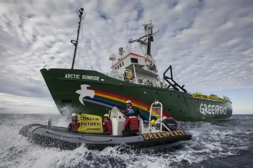 El barco Arctic Sunrise de Greenpeace entra en la Ruta del Mar del Norte, frente a la costa de Rusia, para protestar contra las perforaciones petrolíferas en el Ártico, el 24 de agosto de 2013. (Will Rose/Greenpeace/AP Photo)