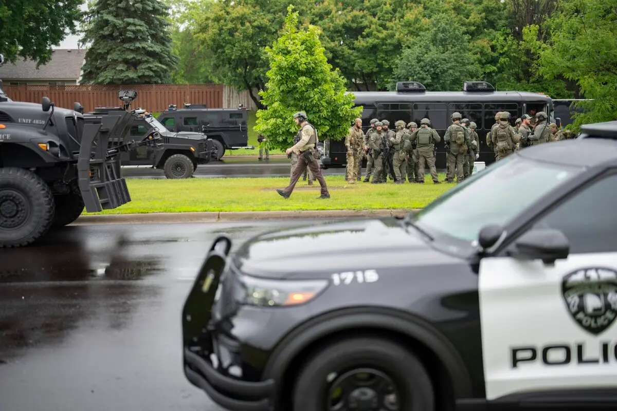 Agentes de las fuerzas del orden, entre ellos la policía local, los sheriffs y el FBI, se despliegan a menos de una milla del lugar del tiroteo en Brooklyn Park, Minnesota, el 14 de junio de 2025. (Alex Kormann/Star Tribune vía AP)