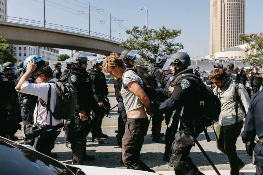Agentes de la Patrulla de Carreteras de California arrestan a un manifestante mientras continúan las protestas en Los Ángeles el 10 de junio de 2025. (David Pashaee/Middle East Images/AFP a través de Getty Images)