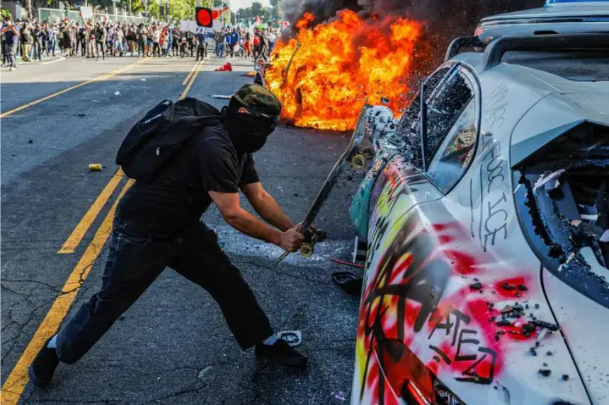 Un manifestante rompe la ventanilla de un vehículo de Waymo durante una protesta tras los operativos federales de inmigración en Los Ángeles el 8 de junio de 2025. (Blake Fagan/AFP a través de Getty Images)