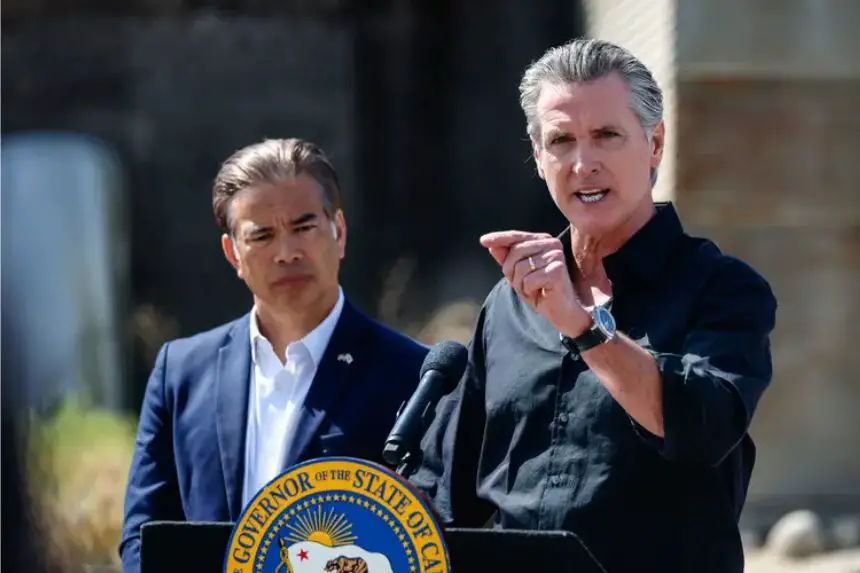 El gobernador de California, Gavin Newsom (derecha), habla mientras el fiscal general de California, Rob Bonta, observa durante una rueda de prensa en Ceres, California, el 16 de abril de 2025. (Justin Sullivan/Getty Images)