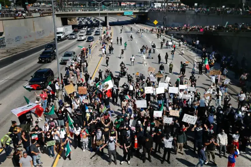 Manifestantes bloquean la autopista 101 en Los Ángeles el 8 de junio de 2025. (Mario Tama/Getty Images)