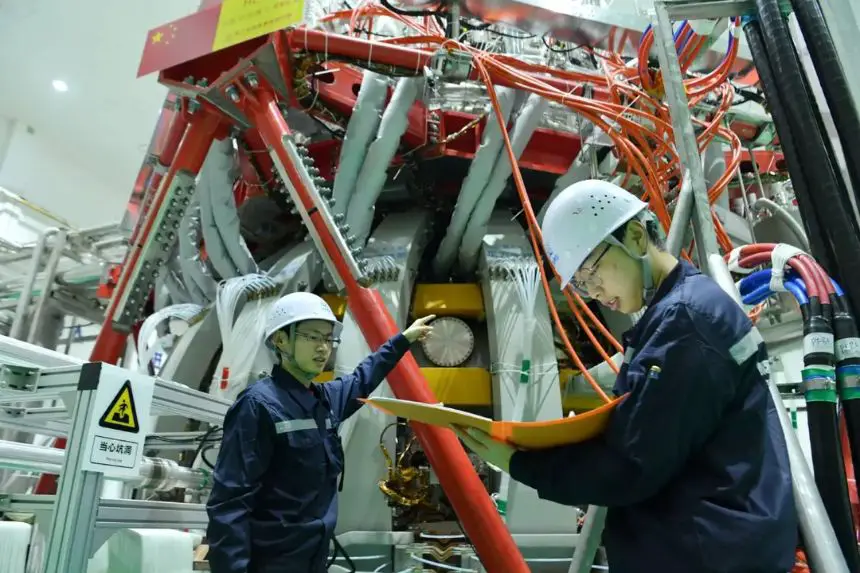 Técnicos revisan el dispositivo de fusión nuclear HL-2M de China, conocido como la nueva generación de "sol artificial", en un laboratorio de investigación en Chengdu, en la provincia de Sichuan, al este de China, el 4 de diciembre de 2020. (STR/AFP a través de Getty Images)