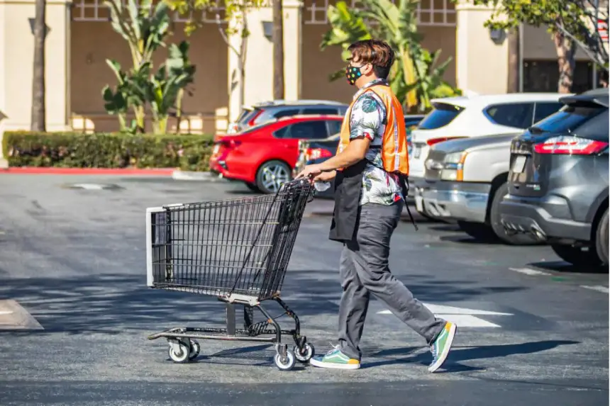 Un trabajador de Ralphs devuelve un carrito de la compra a la tienda en Irvine, California, el 5 de febrero de 2021. (John Fredricks/The Epoch Times)