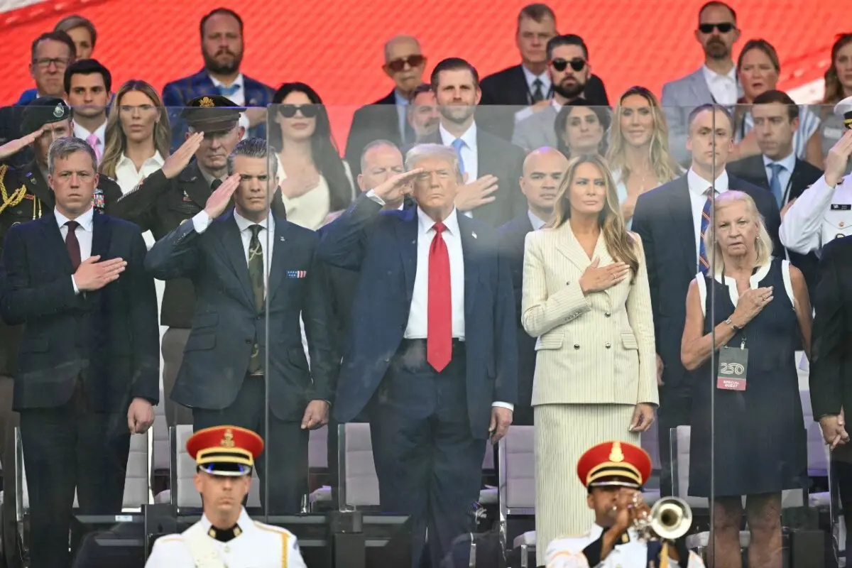 El presidente Donald Trump (C) saluda junto a la primera dama Melania Trump durante el desfile del 250.º aniversario del Ejército en Washington el 14 de junio de 2025. (Mandel Ngan/AFP a través de Getty Images)