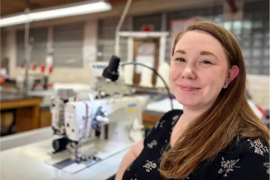 Lindsay Briede sentada junto a una máquina de coser en la compañía National Flag en Cincinnati el 6 de junio de 2025. Empezó en la empresa cuando era adolescente y lleva más de una década trabajando allí. (Nathan Worcester/The Epoch Times)