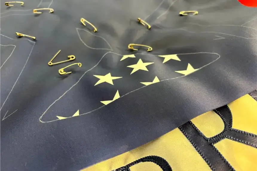 (Arriba) Una bandera «Honor and Remember», en conmemoración de un soldado fallecido mientras prestaba servicio en el ejército estadounidense, se confecciona en la compañía National Flag de Cincinnati el 6 de junio de 2025. (Abajo) Una bandera «Honor and Remember» se confecciona en la compañía National Flag de Cincinnati el 6 de junio de 2025. (Nathan Worcester/The Epoch Times)