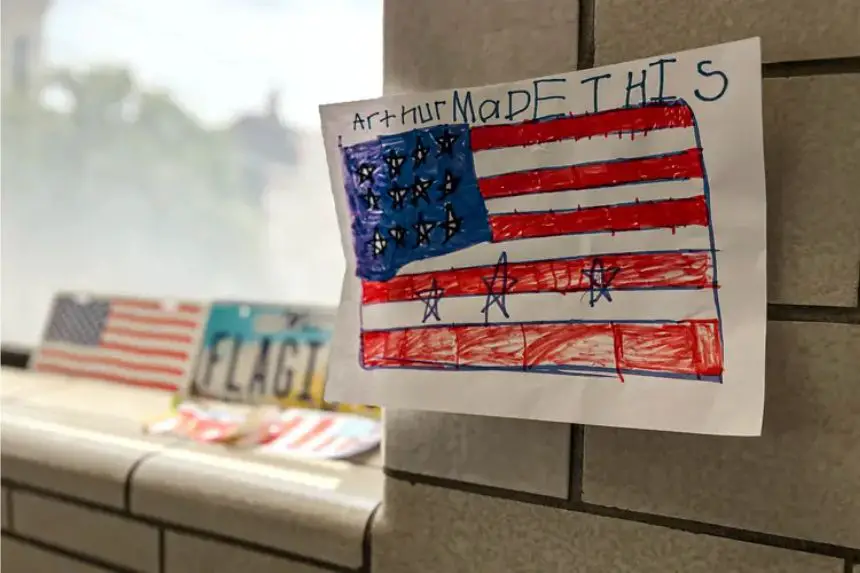 Una bandera confeccionada por Arthur Schaller IV, de siete años, cuelga en la empresa familiar, la compañía National Flag en Cincinnati, el 6 de junio de 2025. (Nathan Worcester/The Epoch Times)
