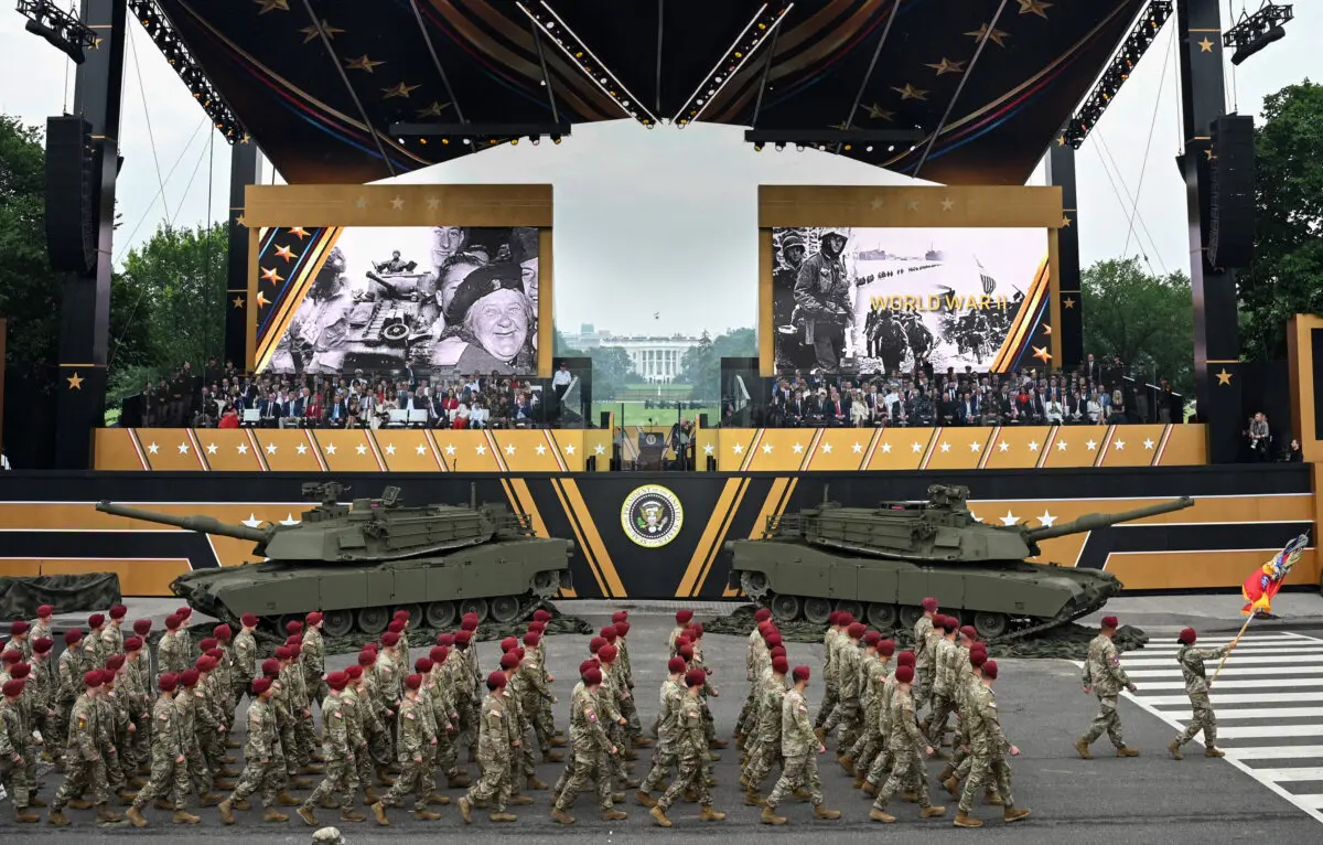 El presidente Donald Trump (C-R) observa cómo desfilan los miembros de la 82.ª División Aerotransportada durante el desfile del 250.º aniversario del Ejército desde la Elipse en Washington el 14 de junio de 2025. (Mandel Ngan/AFP a través de Getty Images)