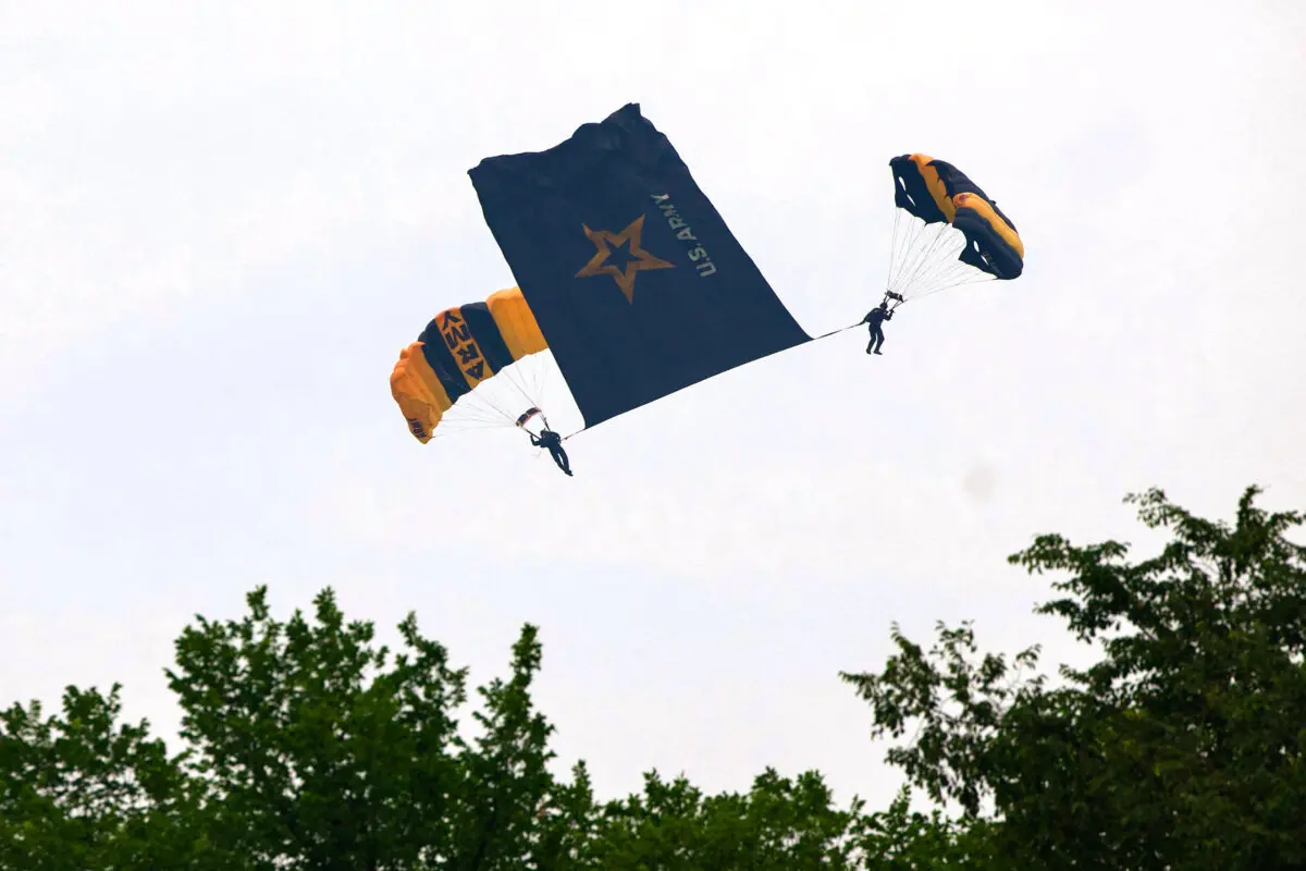 Los Golden Knights del Ejército saltan en paracaídas sobre la Elipse durante el desfile del 250 aniversario del Ejército en Washington el 14 de junio de 2025. (Foto de Amid Farahi/AFP a través de Getty Images)