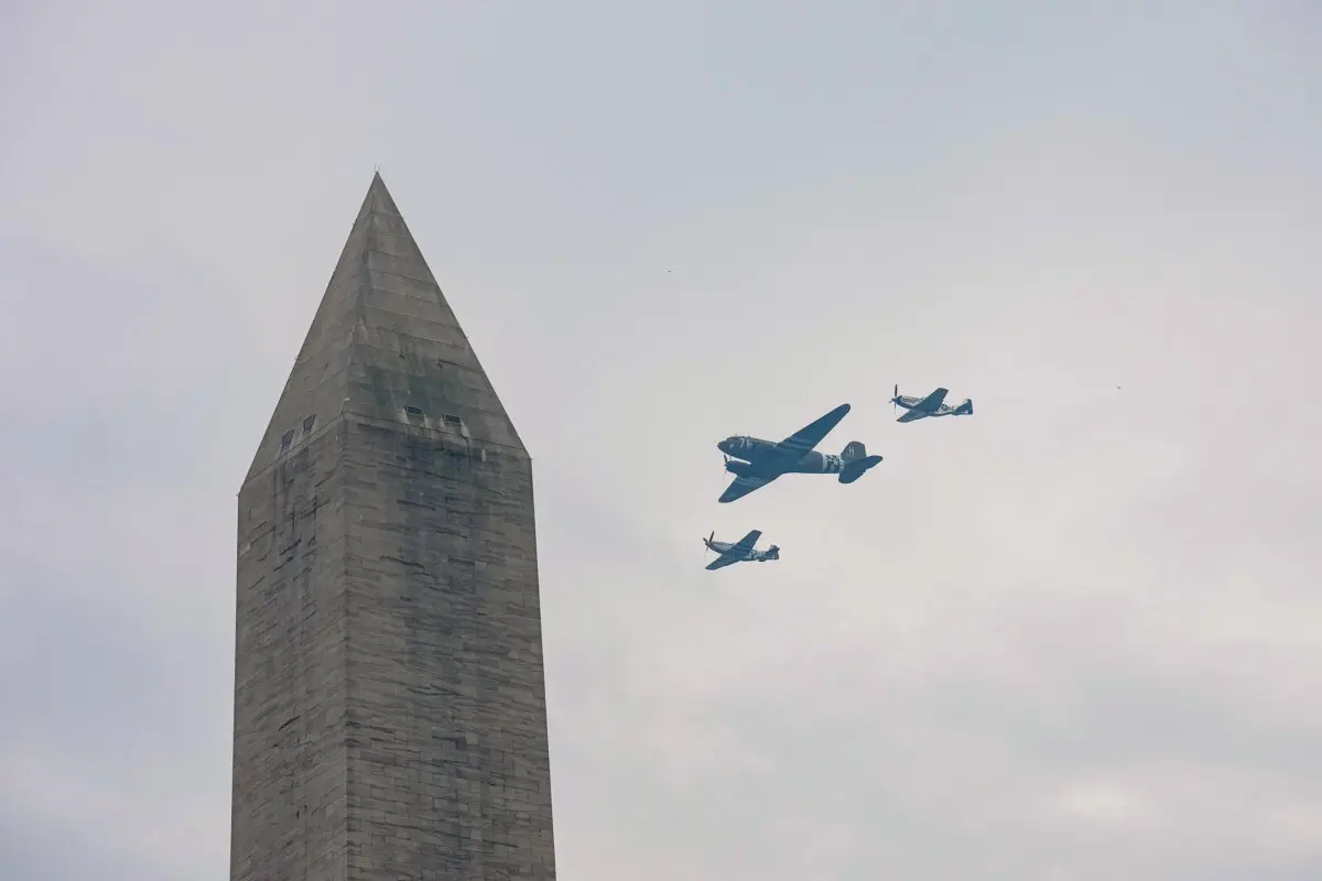 Un C-47 Skytrain y un P-51 del Ejército de los Estados Unidos sobrevuelan el Monumento a Washington durante el desfile militar en Washington el 14 de junio de 2025. (Kevin Dietsch/Getty Images)