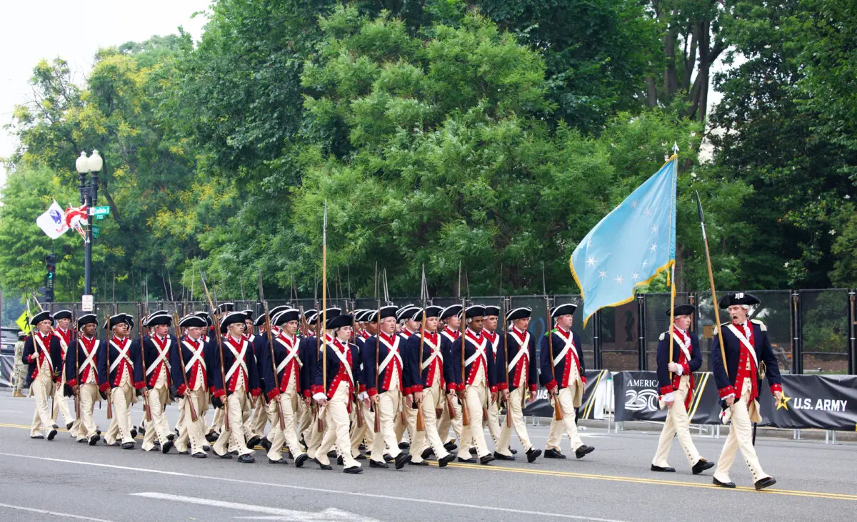 Miembros del ejército estadounidense con uniformes de la Guerra de la Independencia desfilan por la Avenida de la Constitución durante el desfile del 250 aniversario del Ejército en Washington el 14 de junio de 2025. (Amid Farahi/AFP a través de Getty Images)