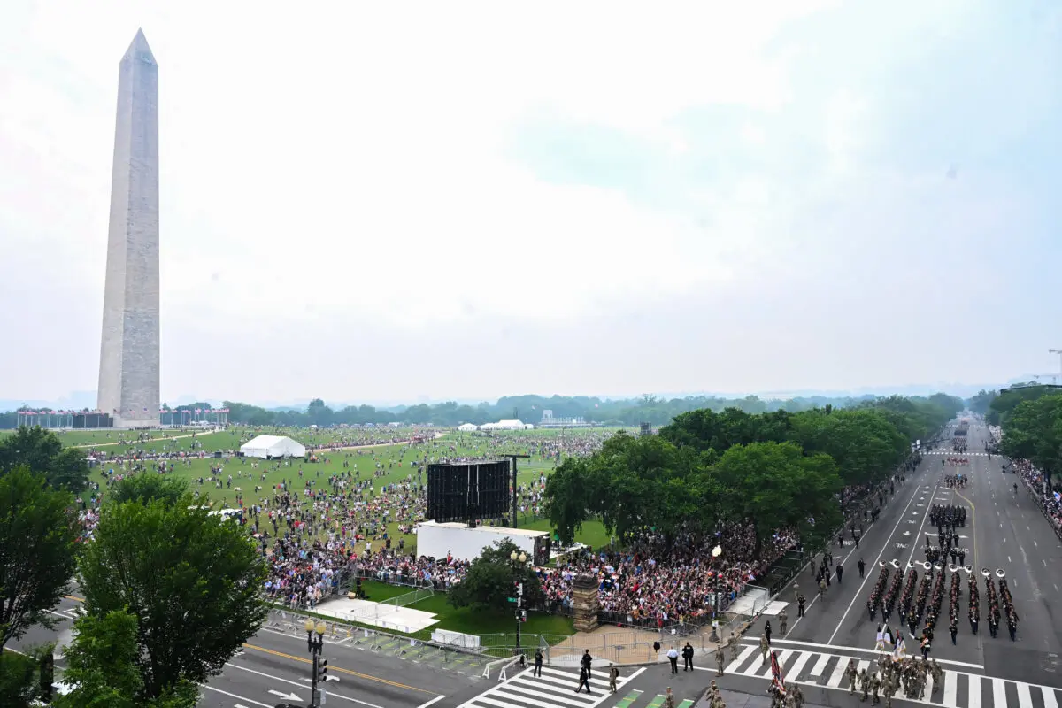 El Monumento a Washington se ve mientras las tropas desfilan durante el desfile del 250 aniversario del Ejército en Washington el 14 de junio de 2025. (Alex Wroblewski/AFP a través de Getty Images)