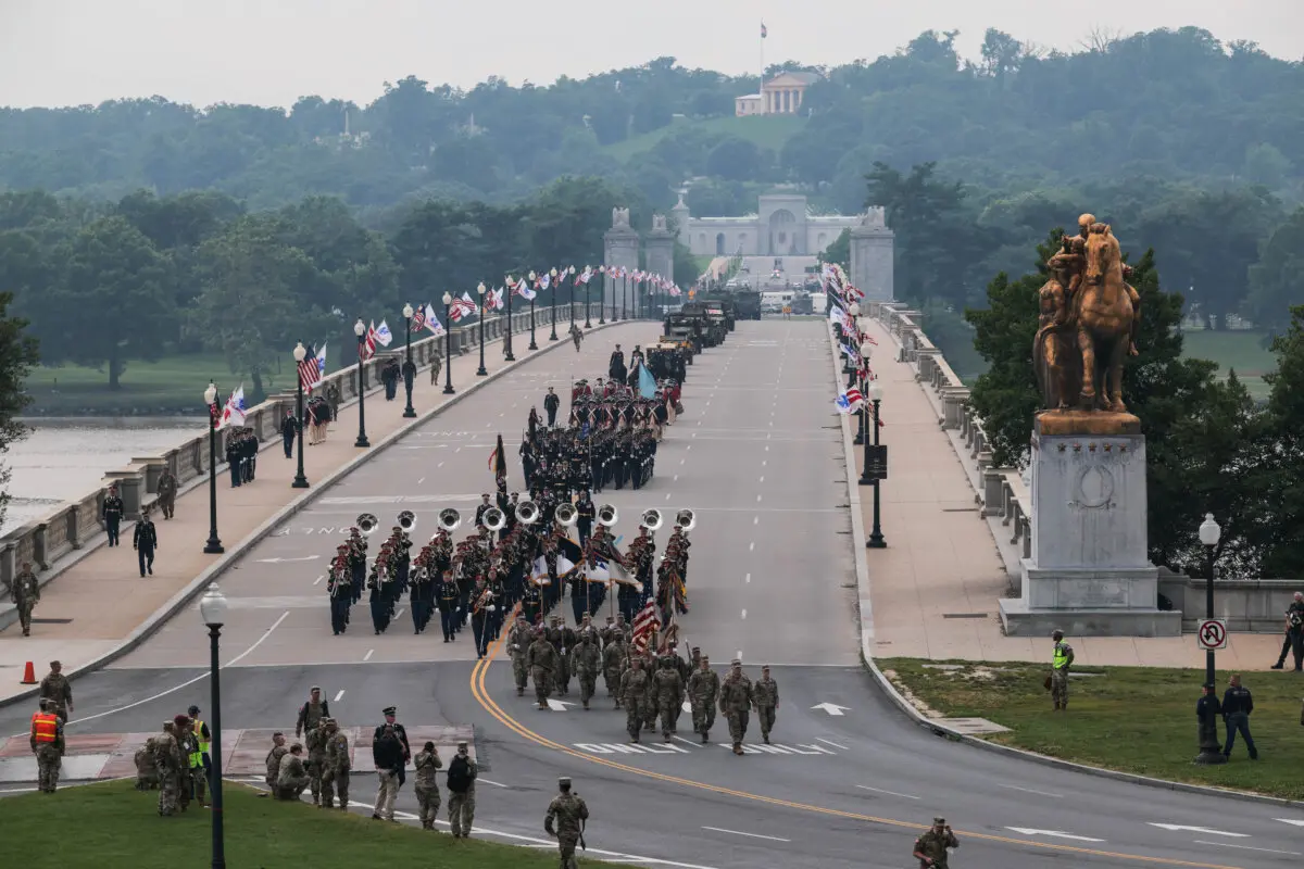 WASHINGTON, DC - 14 DE JUNIO: Miembros del Ejército de los Estados Unidos cruzan el puente Arlington Memorial Bridge para iniciar el desfile por la Avenida de la Constitución con motivo del 250 aniversario del Ejército de los Estados Unidos El Ejército de los Estados Unidos celebra su 250.º aniversario con un desfile militar en el que participan aproximadamente 6600 soldados, 150 vehículos y más de 50 aeronaves. El desfile, que coincide con el 79.º cumpleaños del presidente Donald Trump, tiene como objetivo narrar la historia del Ejército. (Foto de Kayla Bartkowski/Getty Images)