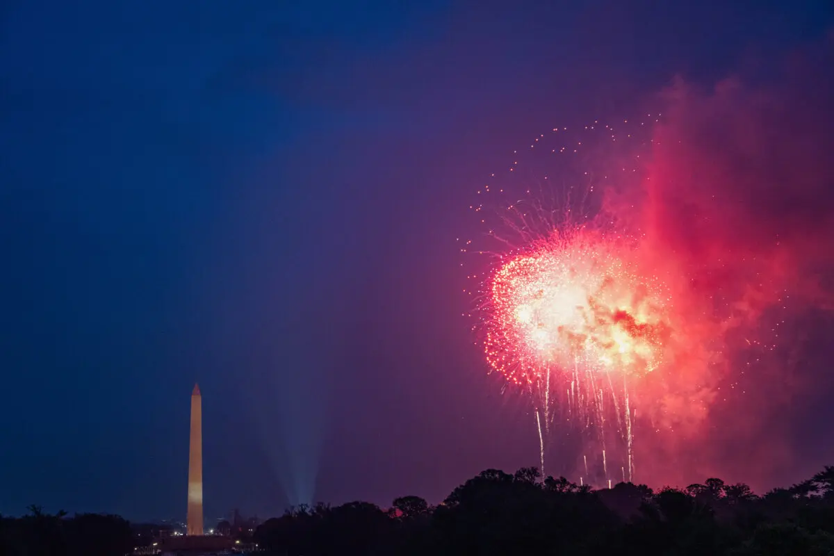 Fuegos artificiales iluminan el cielo y el Monumento a Washington al término del desfile del 250 aniversario del Ejército en Washington D. C., el 14 de junio de 2025. (ANNABELLE GORDON/AFP a través de Getty Images)