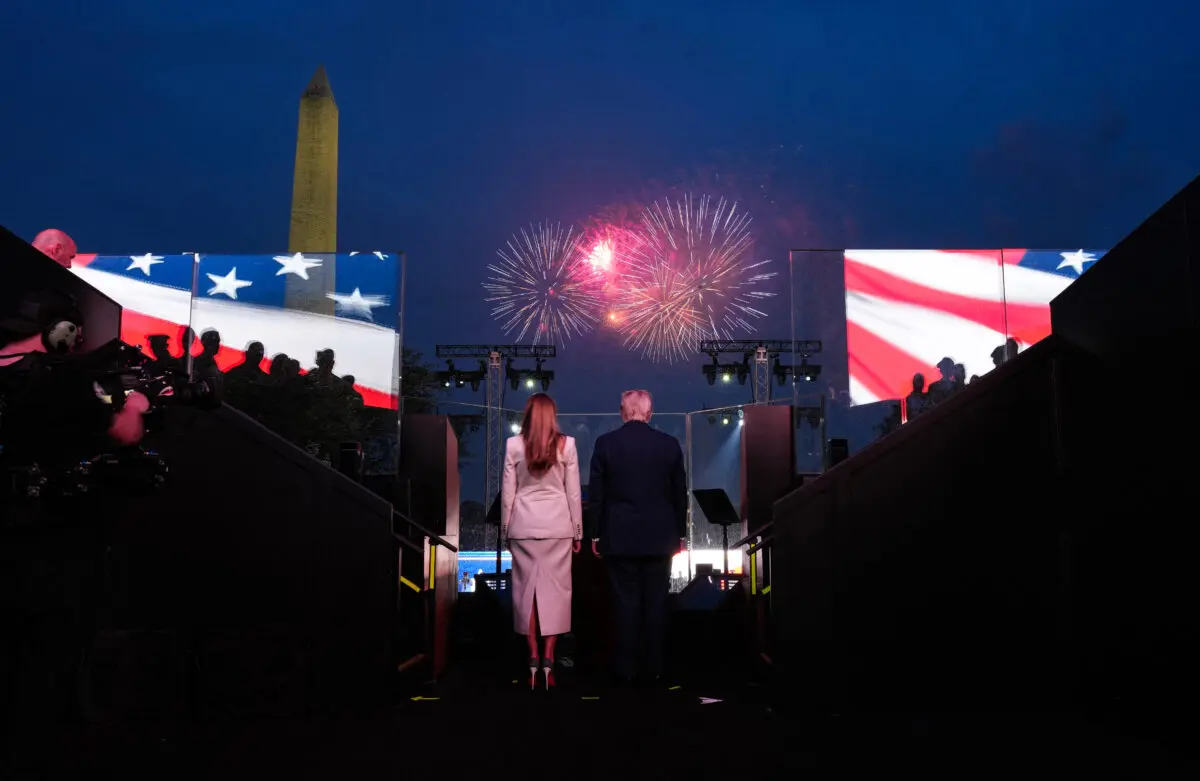 El presidente de los Estados Unidos, Donald Trump, y la primera dama, Melania Trump, contemplan los fuegos artificiales tras el desfile del 250.º aniversario del Ejército en Washington el 14 de junio de 2025. (Doug Mills/POOL/AFP a través de Getty Images)