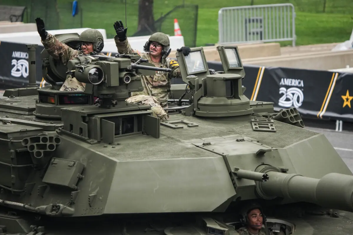 Miembros del Ejército de los Estados Unidos conducen un tanque de combate principal M1A2 Abrams en el desfile del 250.º aniversario en Washington el 14 de junio de 2025. (Andrew Harnik/Getty Images)