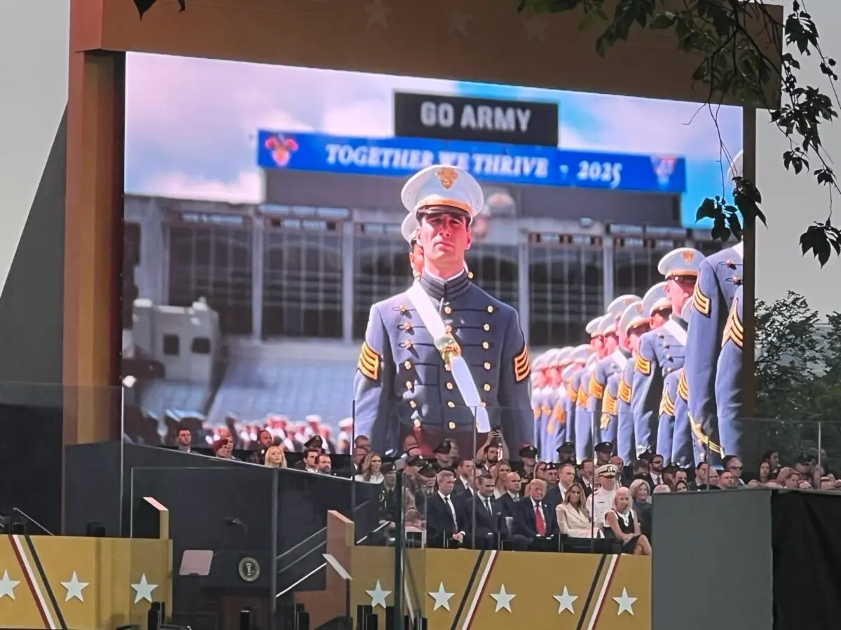 El presidente Donald Trump observa un desfile que conmemora el 250.º aniversario del Ejército en Washington el 14 de junio de 2025. (The Epoch Times)