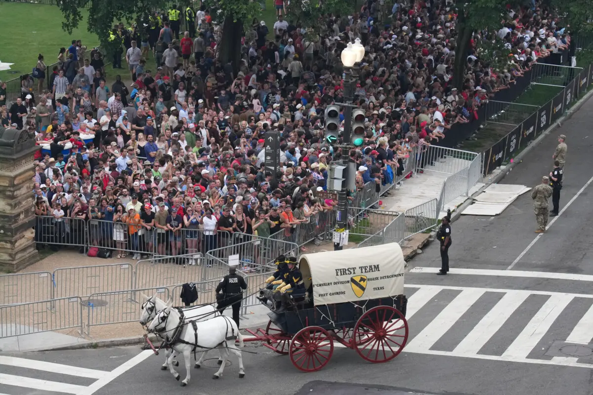 Visitantes observan un desfile y una celebración que conmemoran el 250 aniversario del Ejército de los Estados Unidos el 14 de junio de 2025 en Washington, D.C. (Kevin Dietsch/Getty Images)