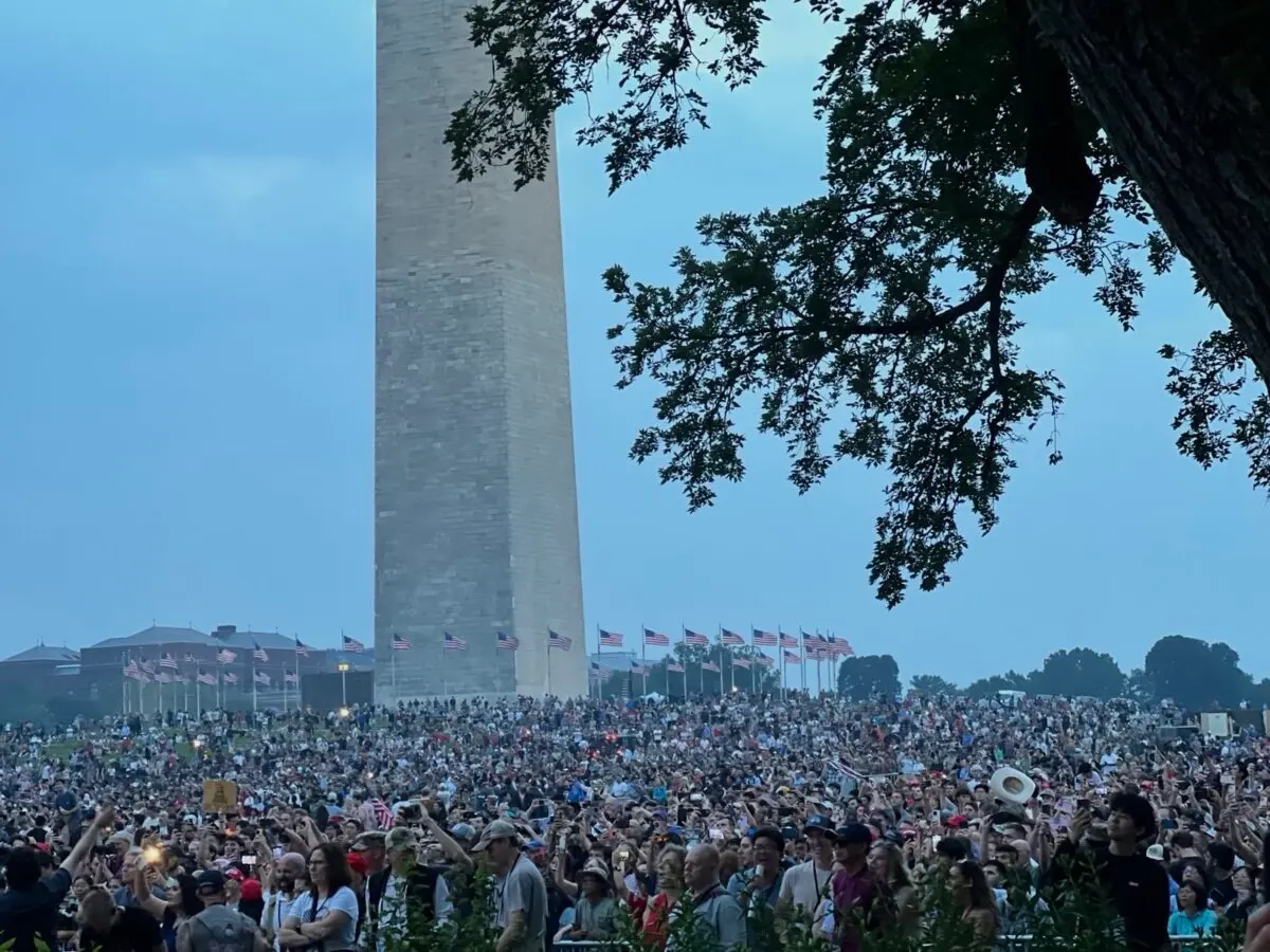 La multitud observa el desfile que conmemora el 250.º aniversario del Ejército en Washington el 14 de junio de 2025. (Epoch Times)