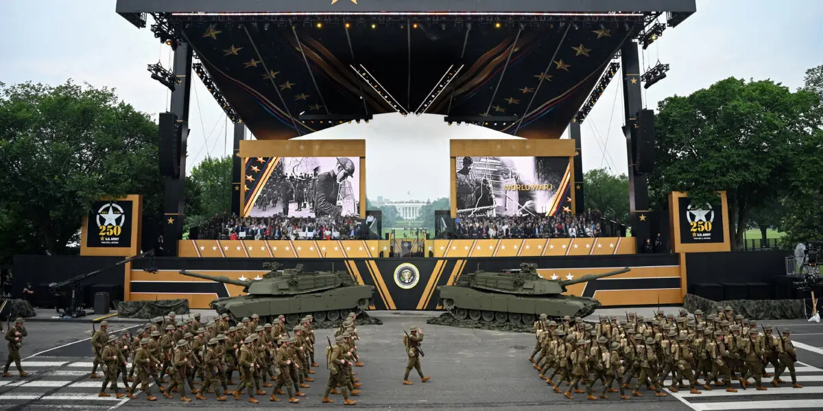 Soldados con uniformes de la Primera Guerra Mundial desfilan durante el desfile del 250 aniversario del Ejército en Washington el 14 de junio de 2025. Cerca de 7000 soldados, además de docenas de tanques y helicópteros, recorren la capital en un evento que conmemora oficialmente el 250 aniversario del Ejército de los Estados Unidos. (Mandel Ngan/AFP a través de Getty Images)