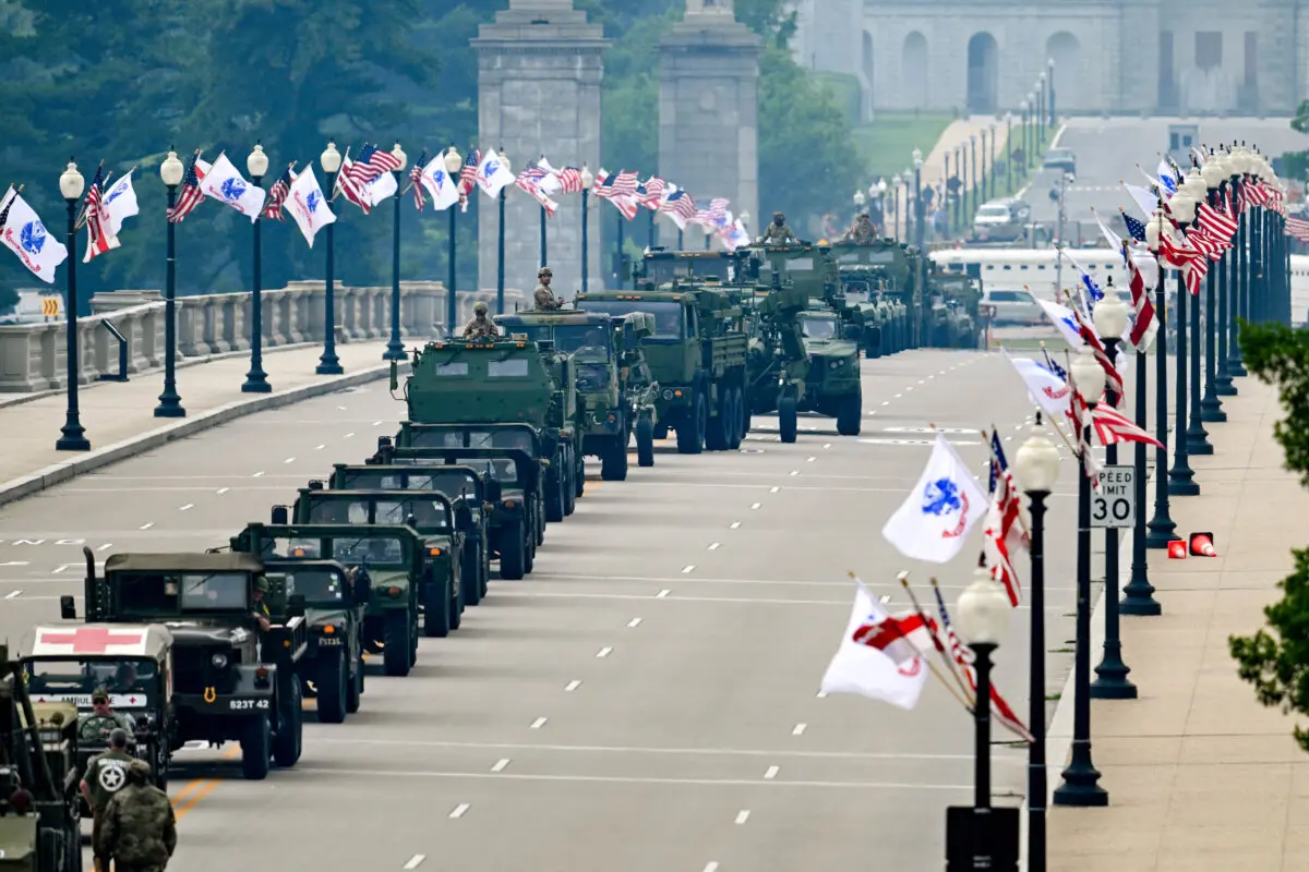 Vehículos blindados cruzan el Memorial Bridge durante el desfile del 250.º aniversario del Ejército en Washington el 14 de junio de 2025. (Annabelle Gordon /AFP a través de Getty Images)